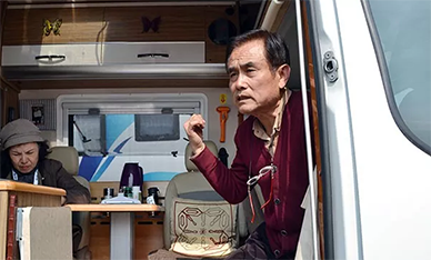 老譚開進(jìn)口依維柯底盤房車，來了場紅色旅游，你想去么？